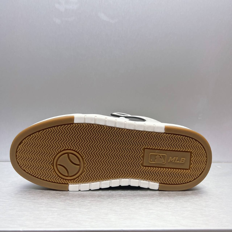 Giày MLB Chunky Liner Mid Denim Classic Mono NY màu Xám đế Nâu