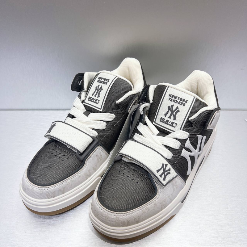 Giày MLB Chunky Liner Mid Denim Classic Mono NY màu Xám đế Nâu