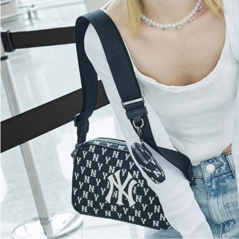 Túi đeo chéo MLB Monogram Jacquard New York Yankees Black 23cm