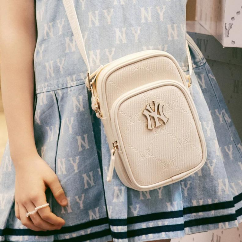 Túi Phone Pouch MLB Korea Diamond Monogram PU Emboss New York Yankees Cream